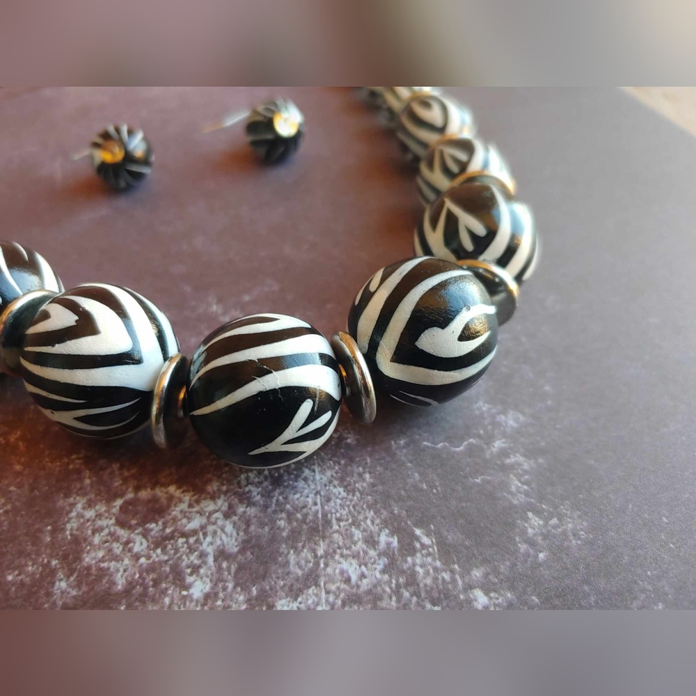 RARE/Vintage 80's Zebra wooden beaded necklace & earring set. - Picture 11 of 17